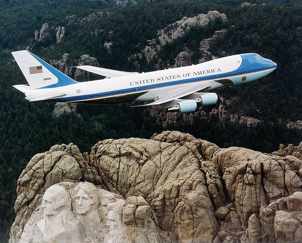 1024px-Air_Force_One_over_Mt._Rushmore