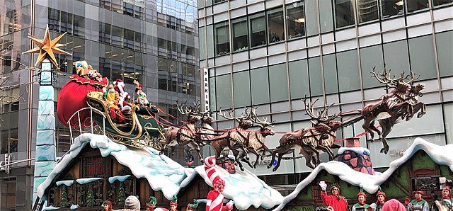 2019_Macy's_Parade_-_Santa's_sleigh_and_reindeer